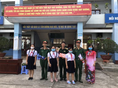 Tặng quà Chú bộ đội