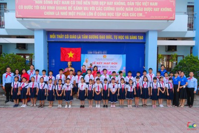 Kết nạp Đội viên - Tự hào màu khăn quàng đỏ trên vai