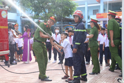 TUYÊN TRUYỀN PCCC & CNCH TẠI TRƯỜNG TIỂU HỌC LÊ HỒNG PHONG