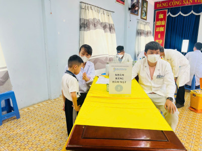 Tổ chức cân, đo  và kiểm tra thị lực cho học sinh