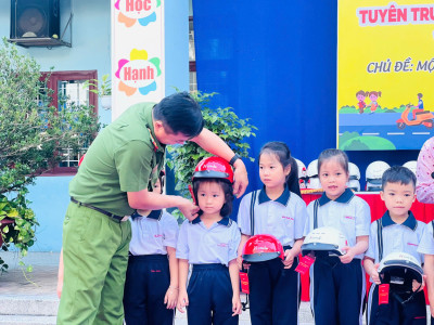 Trao tặng mũ bảo hiểm cho học sinh lớp Một, kết hợp tuyên truyền Giáo dục pháp luật về ATGT cho học sinh