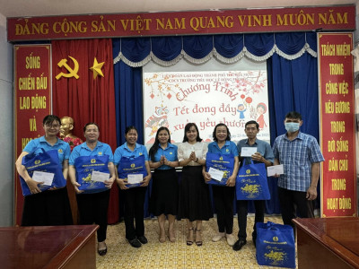 Trao quà Tết cho công đoàn viên, người lao động