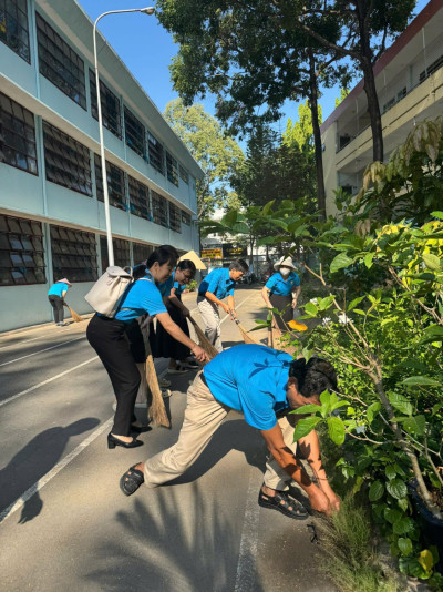 Công đoàn viên cùng nhau thực hiện vệ sinh - Làm cho khuôn viên trường sạch đẹp