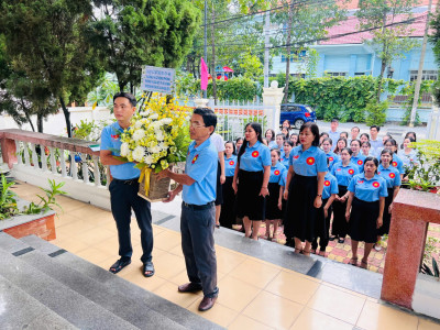 Dâng hoa, dâng hương tại Đài tưởng niệm Liệt sĩ phường Thủ Dầu Một.