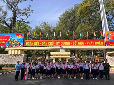 Thăm và chúc mừng các chú bộ đội tại Trường Sĩ quan Công binh.