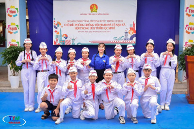 Chương trình “Cùng em vững bước” với chủ đề “Phòng, chống tội phạm và tệ nạn xã hội trong lứa tuổi học sinh”.