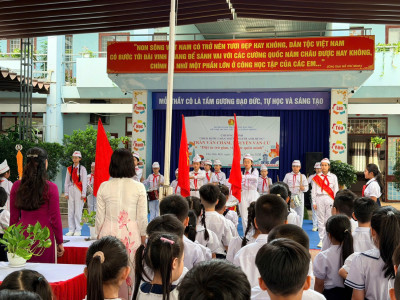 Theo bước chân Người anh hùng