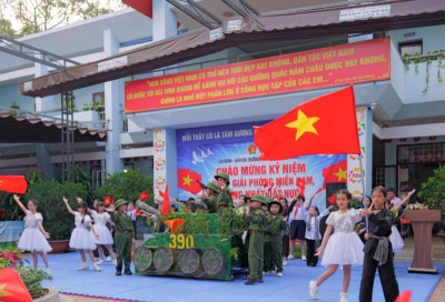 LIÊN ĐỘI TIỂU HỌC LÊ HỒNG PHONG PHỐI HỢP CHI ĐOÀN TỔ CHỨC CHÀO MỪNG KỶ NIỆM 51 NĂM NGÀY GIẢI PHÓNG MIỀN NAM, THỐNG NHẤT ĐẤT NƯỚC (30/04/1975 - 30/04/2026)