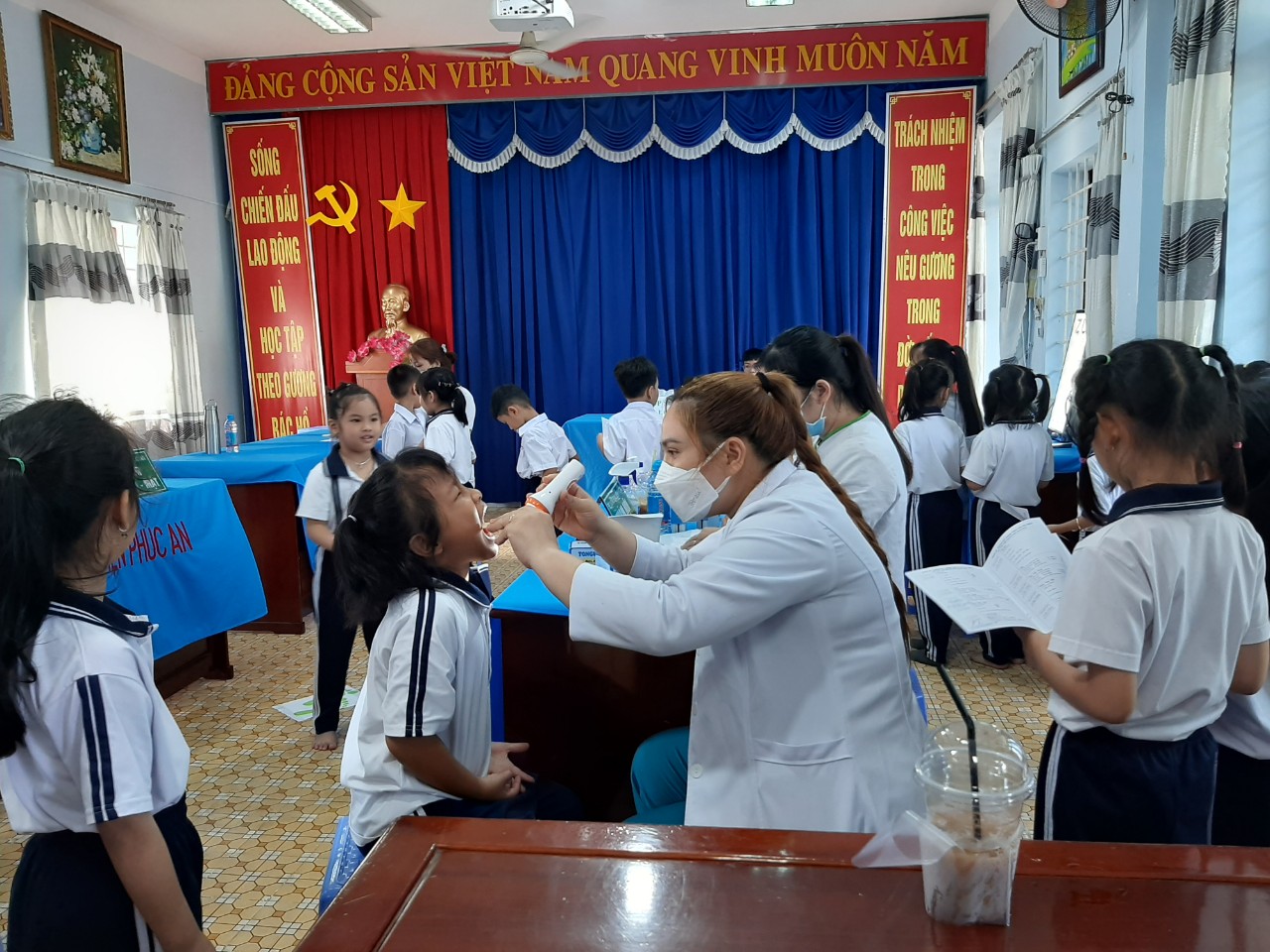 Khám sức khỏe học sinh đầu năm