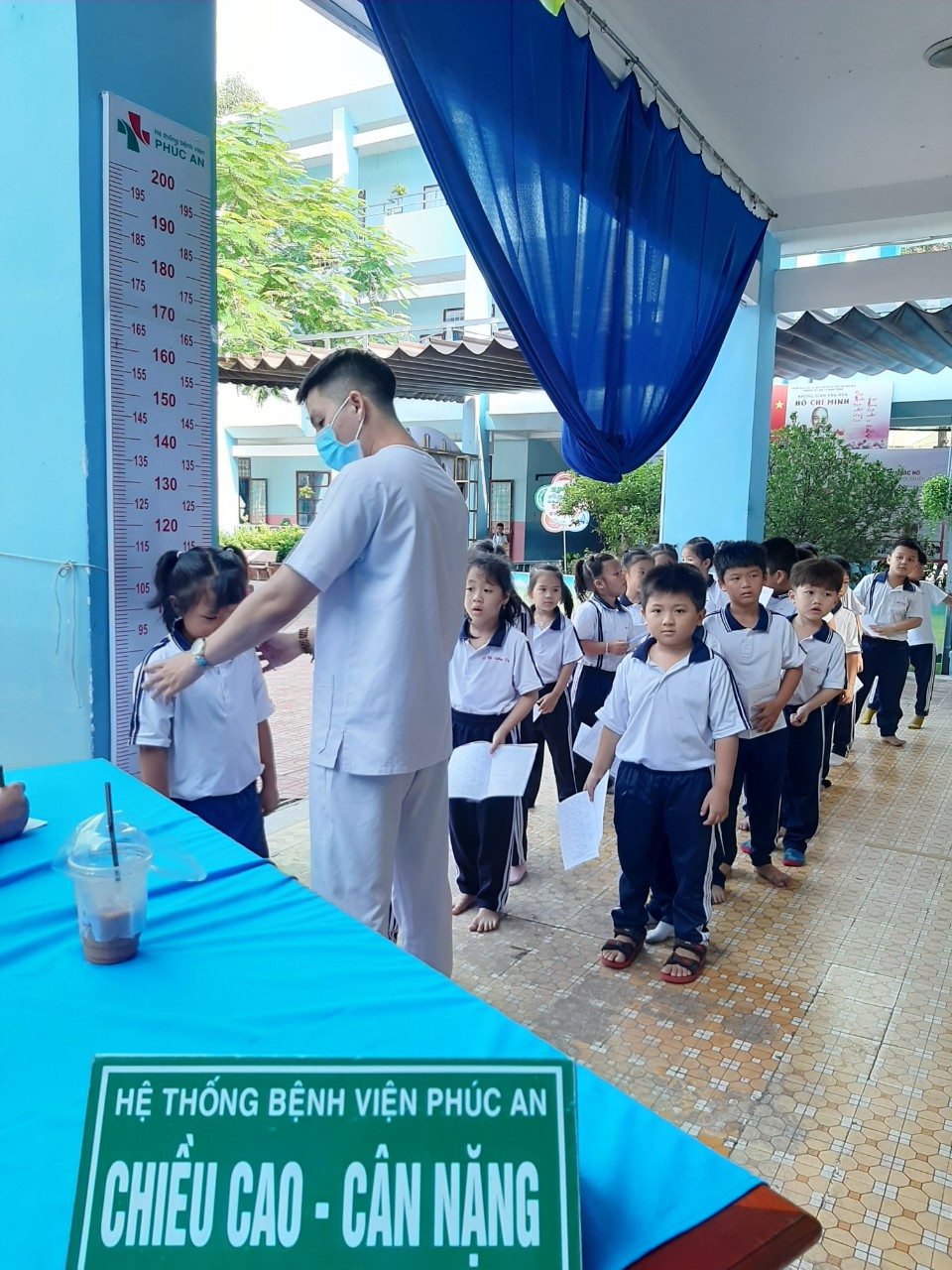 Học sinh được đo chiều cao, cân nặng