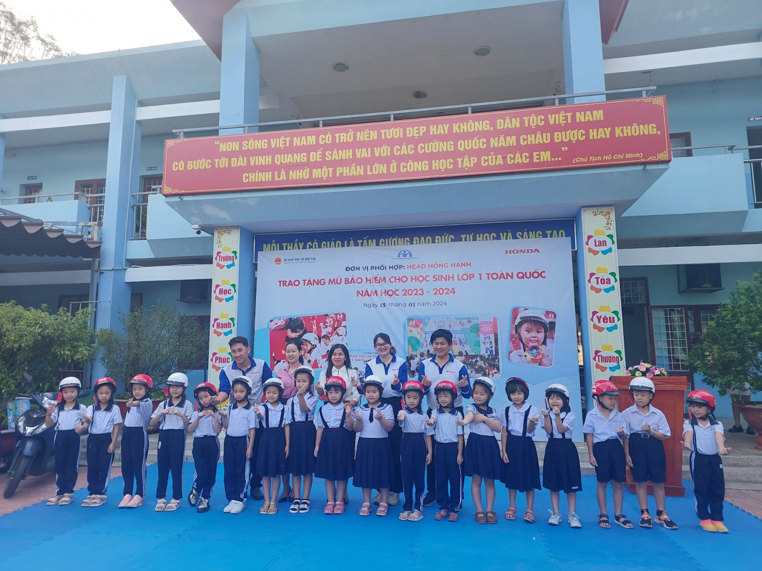CHƯƠNG TRÌNH TUYÊN TRUYỀN AN TOÀN GIAO THÔNG VÀ TẶNG MŨ BẢO HIỂM ĐẠT CHUẨN CHO HOC SINH LỚP MỘT