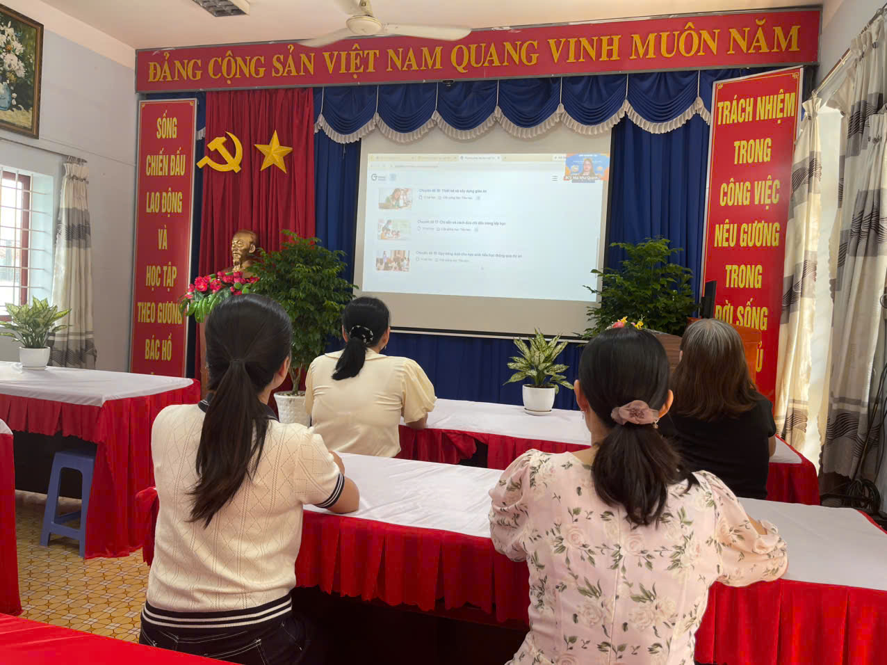 Tập huấn, bồi dưỡng giáo viên sử dụng sách giáo khoa Tiếng Anh lớp 1 và lớp 2