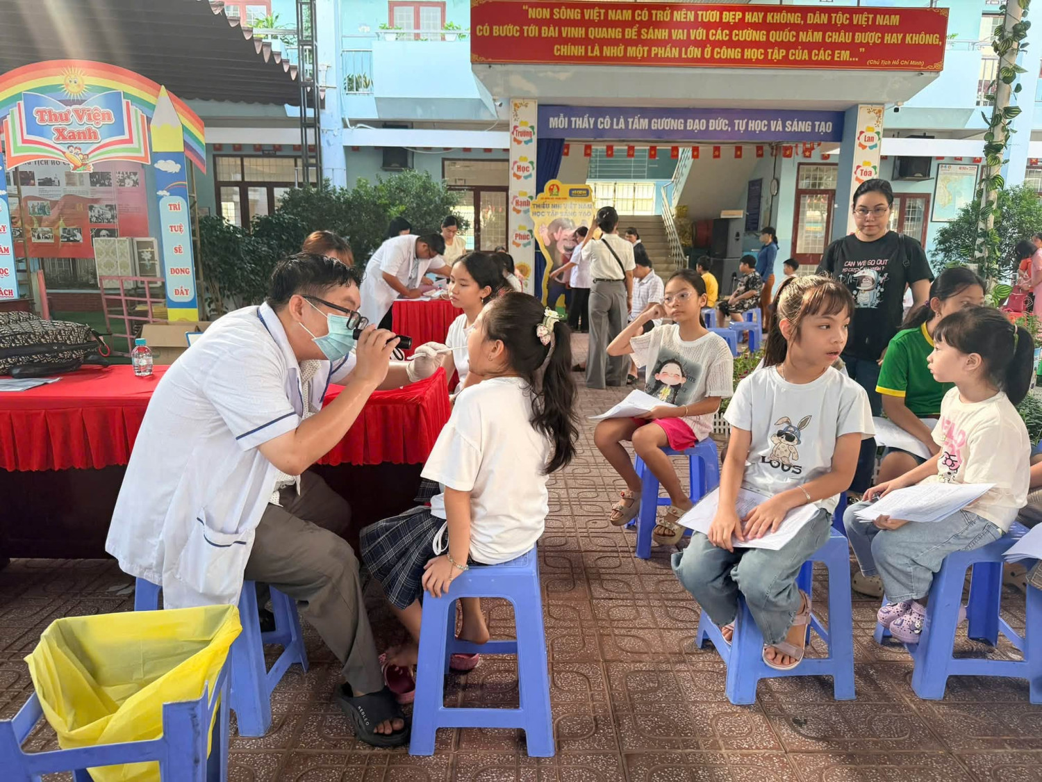KHÁM SỨC KHỎE HỌC SINH ĐANG DIỄN RA TẠI TRƯỜNG TIỂU HỌC LÊ HỒNG PHONG